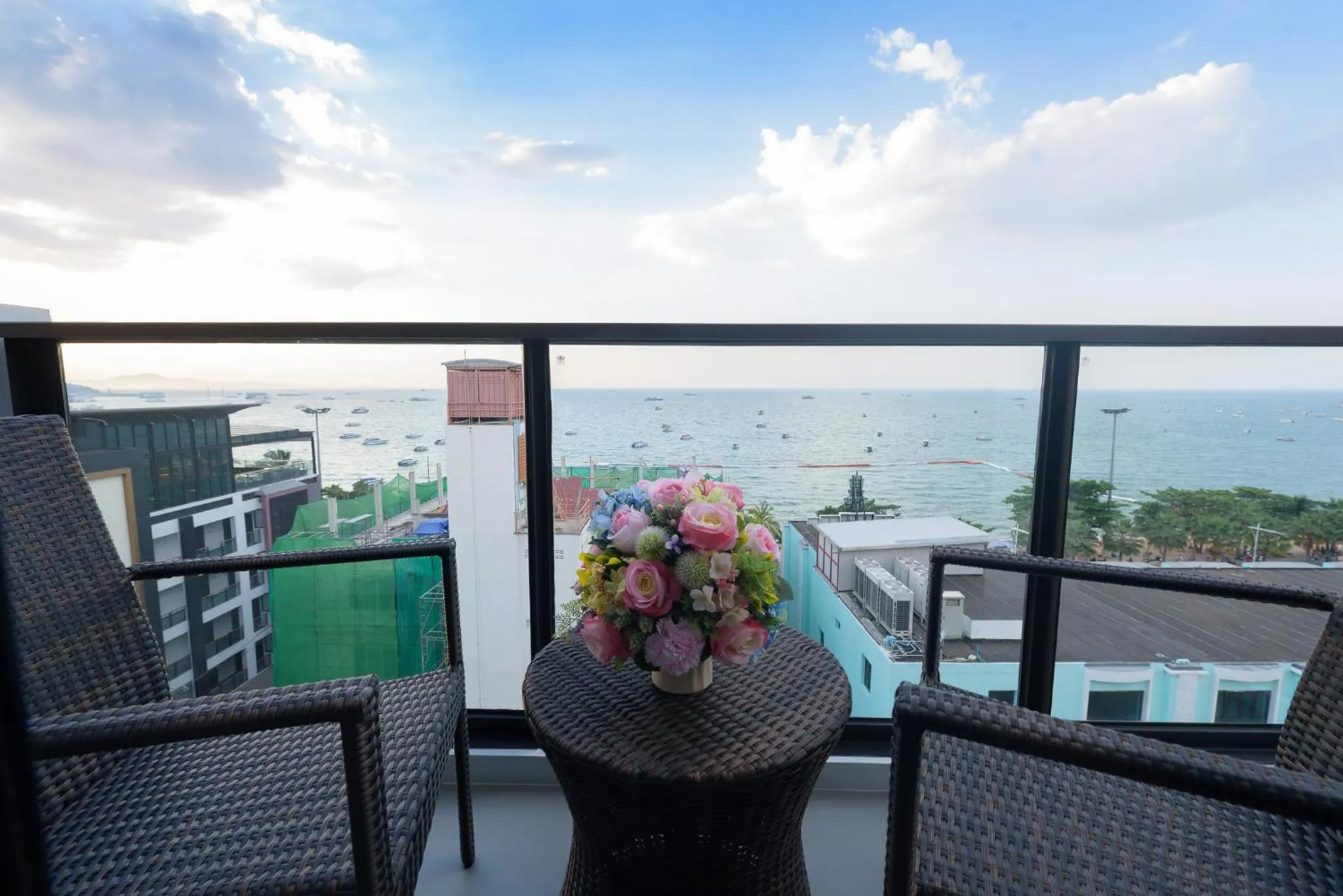 Terrasse avec mobilier d'extérieur et vue sur la mer.