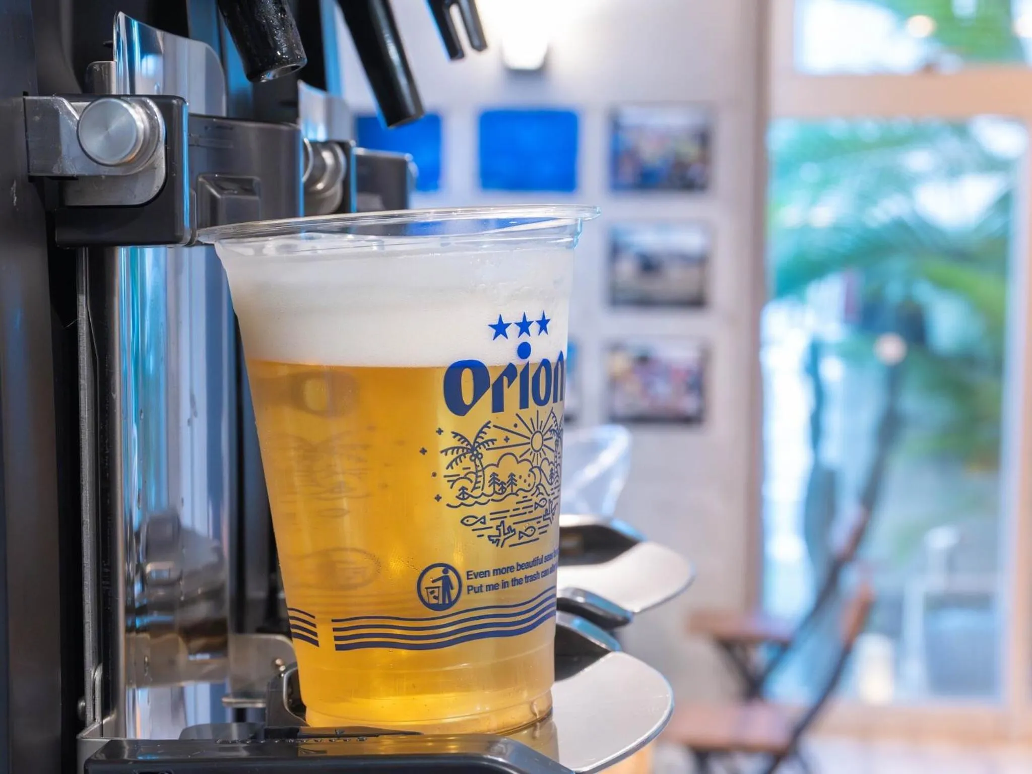Un verre de boisson glacée avec une marque visible sur le devant.