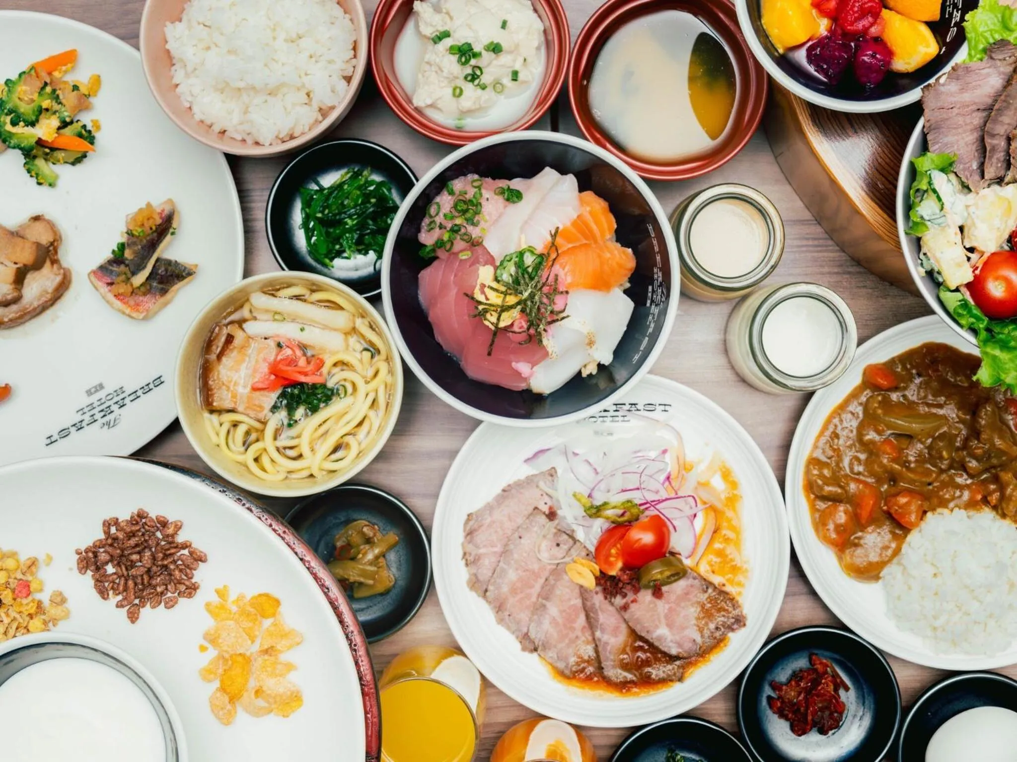 Assiettes variées de plats japonais présentés sur une table.