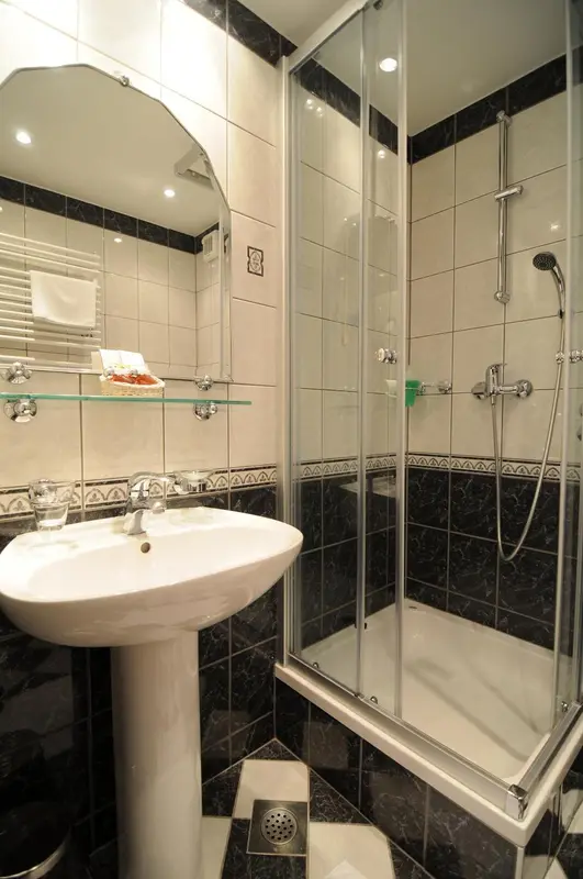 Une salle de bain moderne avec douche vitrée et lavabo.