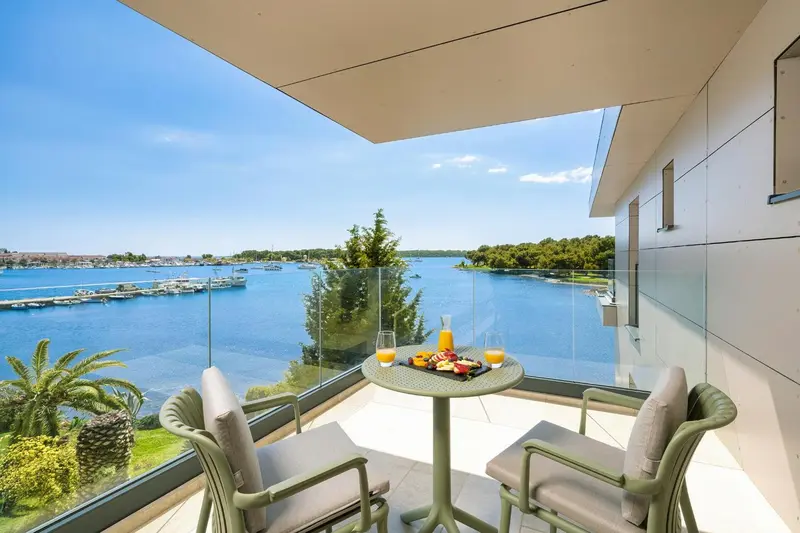 Terrasse avec table basse et vue sur la mer.