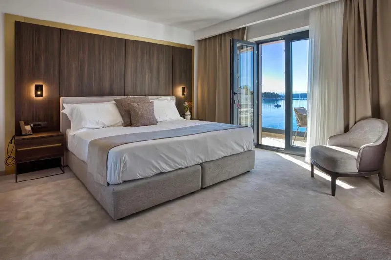Une chambre moderne avec un grand lit et une vue sur la mer.