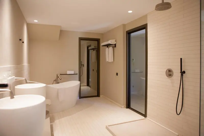 Une salle de bain moderne avec baignoire et douche à l'italienne.