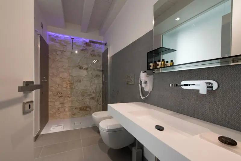 Une salle de bain moderne avec douche à l'italienne et vasque double.