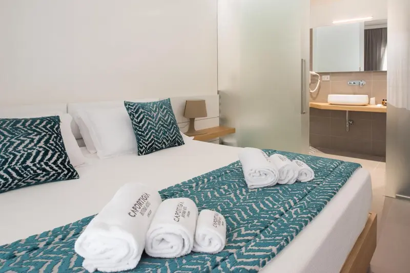 Une chambre lumineuse avec un grand lit et une salle de bain moderne.