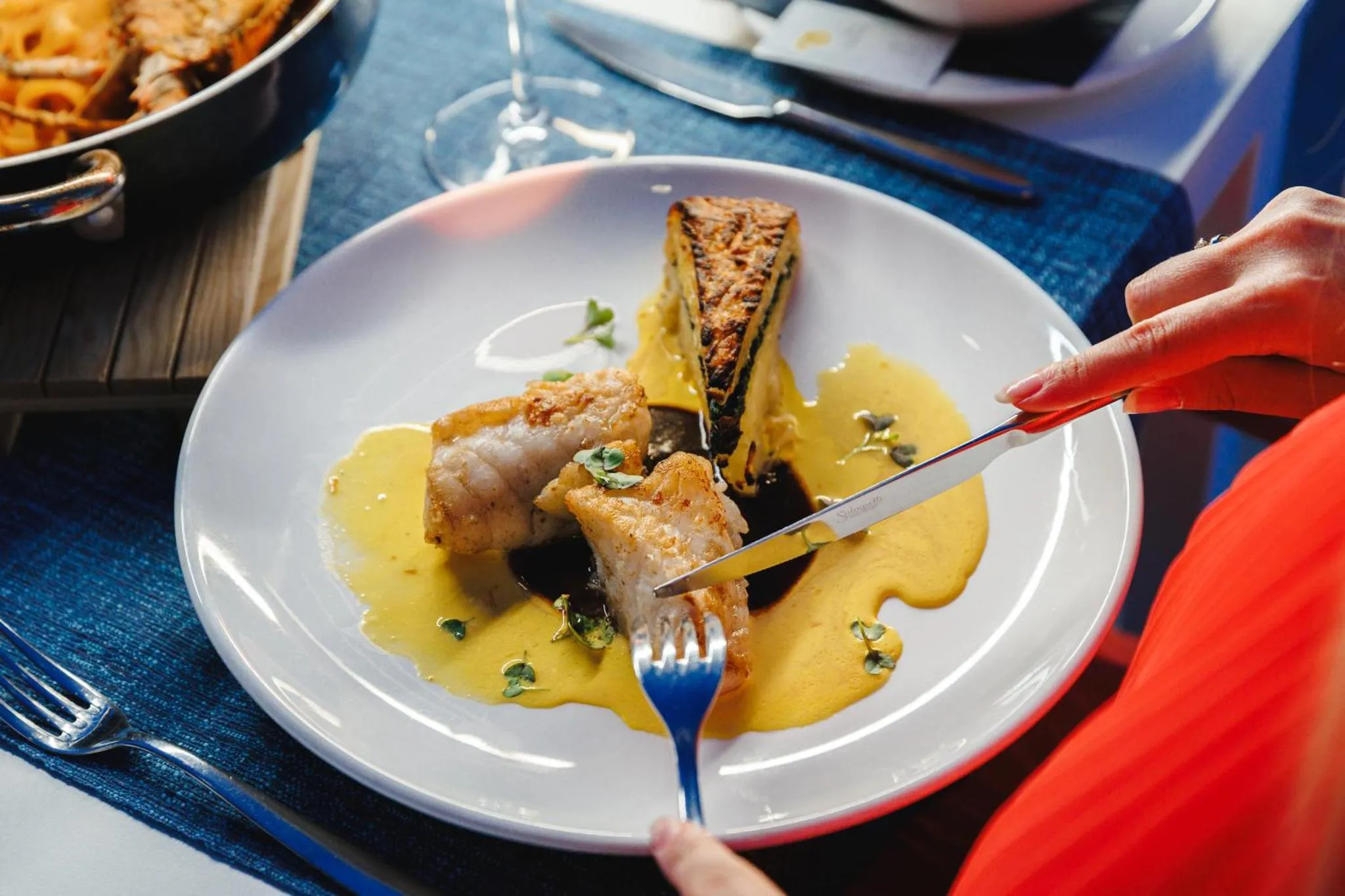 Assiette de poisson et de légumes servis dans un restaurant.