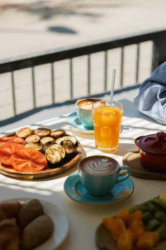 Une table est dressée avec des plats variés et des boissons.