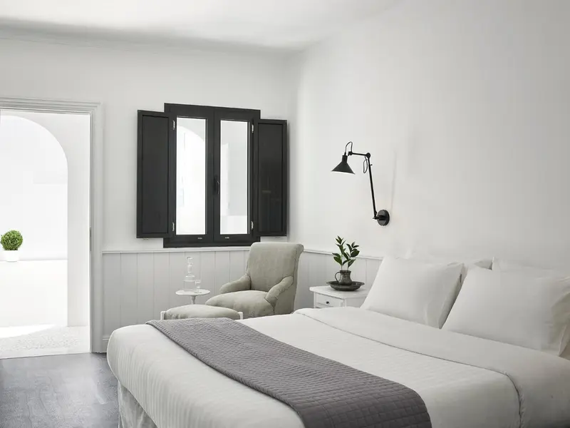 Une chambre lumineuse avec un lit simple et une chaise.