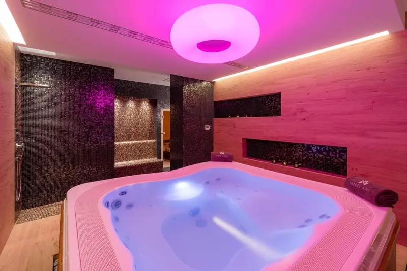 Un jacuzzi illuminé dans une salle de bain moderne.