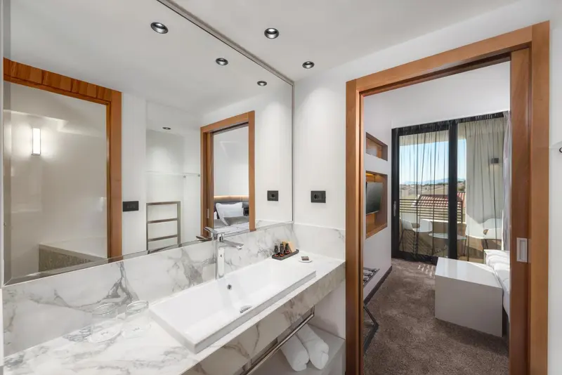 Une salle de bain moderne avec baignoire et lavabo en marbre.