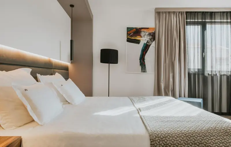 Un lit confortable dans une chambre lumineuse et moderne.
