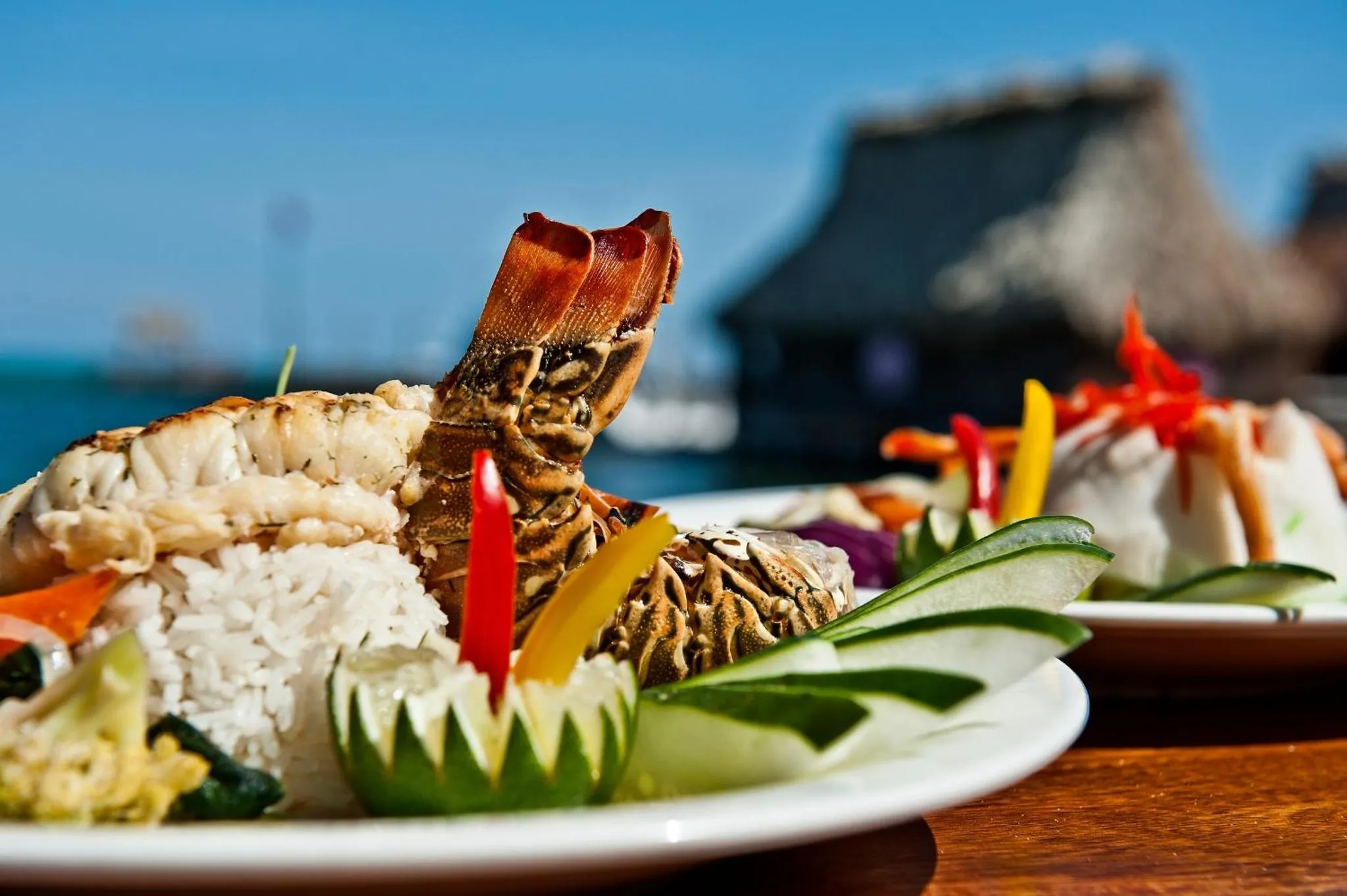 Assiette de fruits de mer et de riz décorée de légumes.