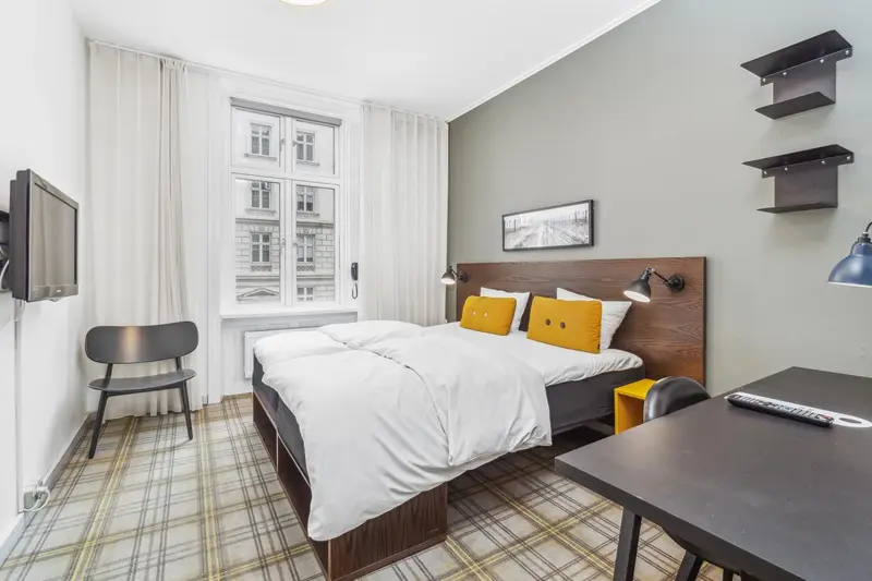 Une chambre avec un lit double et une fenêtre.