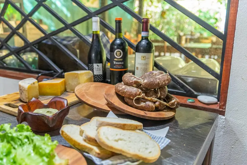 Assortiment de fromages, charcuteries et pain sur une planche en bois.