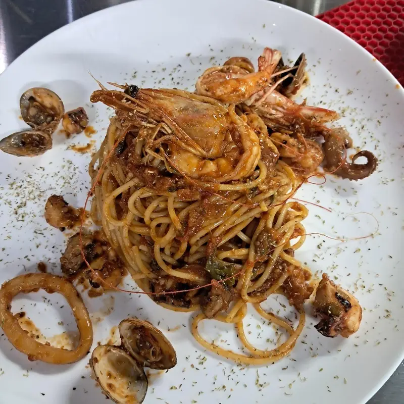 Assiette de spaghetti aux fruits de mer et aux anneaux de calamars.