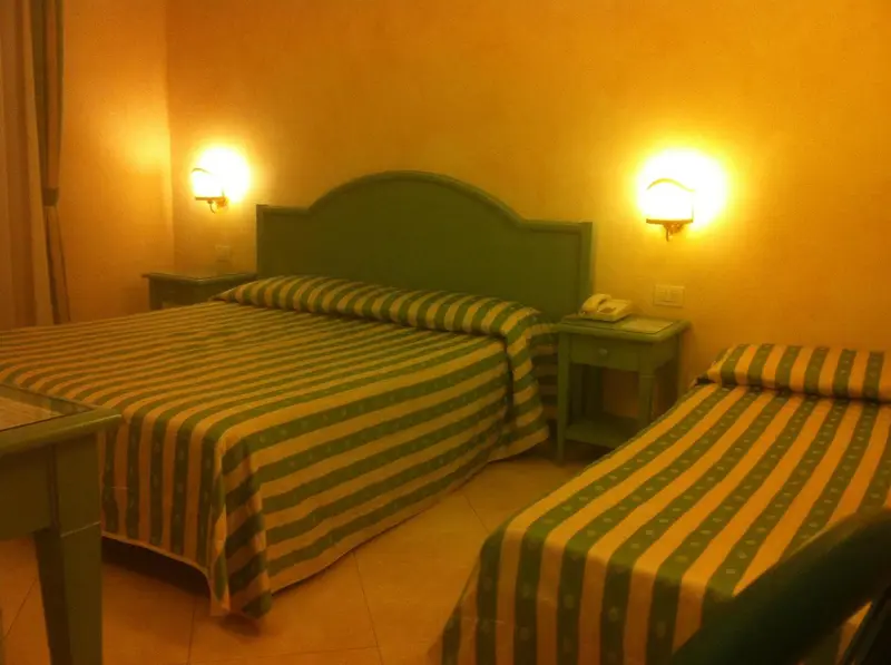 Une chambre avec deux lits simples et une table de chevet.