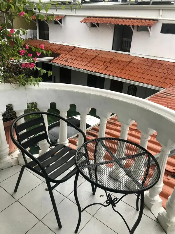 Une terrasse avec mobilier de jardin offre un espace de détente extérieur.