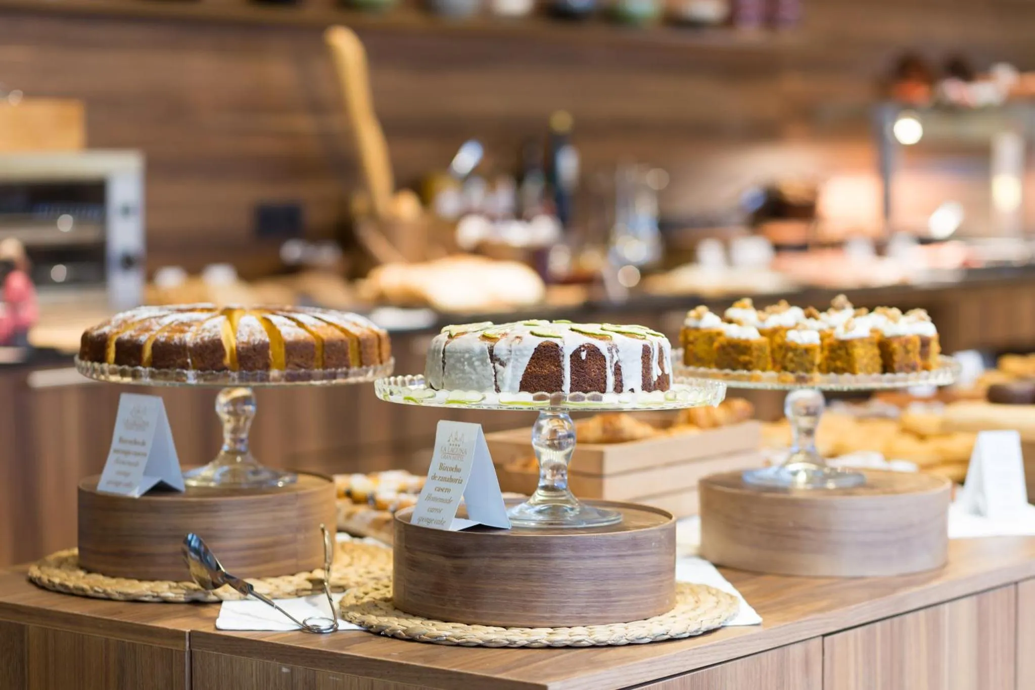 Présentation de gâteaux sur des présentoirs dans un espace de restauration.