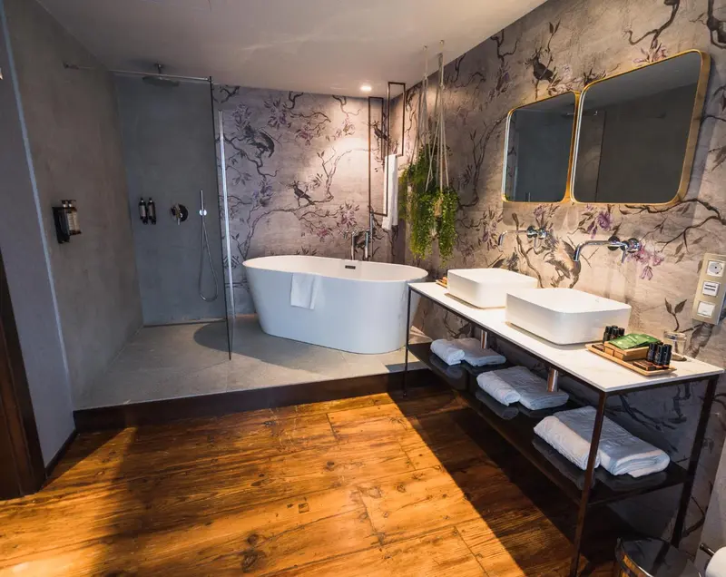 Une salle de bain moderne avec une baignoire et un lavabo sur console.
