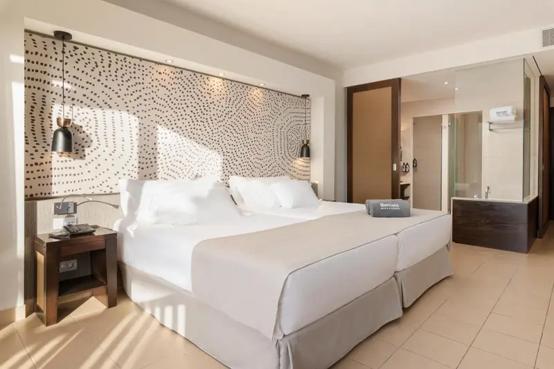 Une chambre lumineuse avec un grand lit et une décoration moderne.