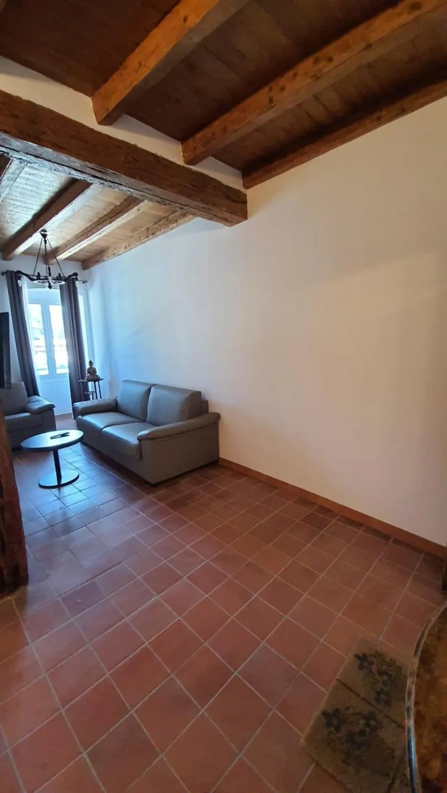 Espace de détente intérieur avec canapé et table basse.