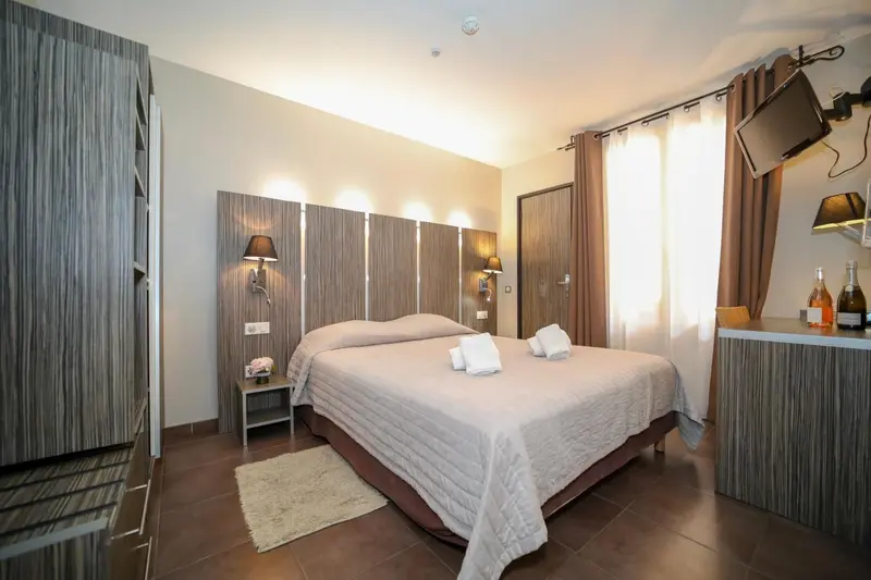 Une chambre lumineuse avec un grand lit et une décoration moderne.