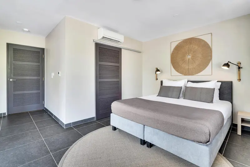 Une chambre moderne avec un grand lit et une décoration murale.