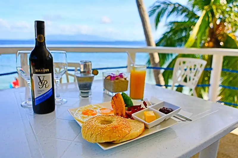 Une table est dressée avec un petit-déjeuner face à la mer.