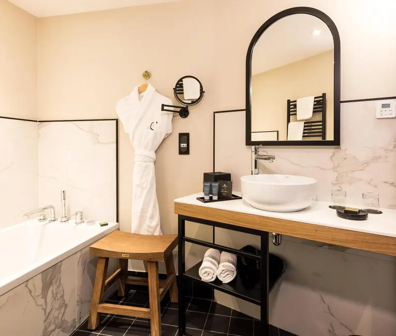 Une salle de bain moderne avec baignoire et vasque sur un meuble.