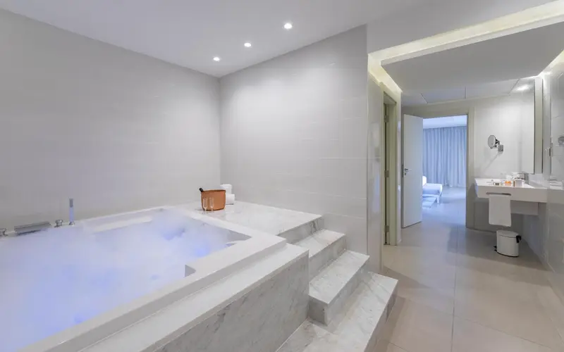 Une baignoire blanche et lumineuse dans une salle de bain moderne.