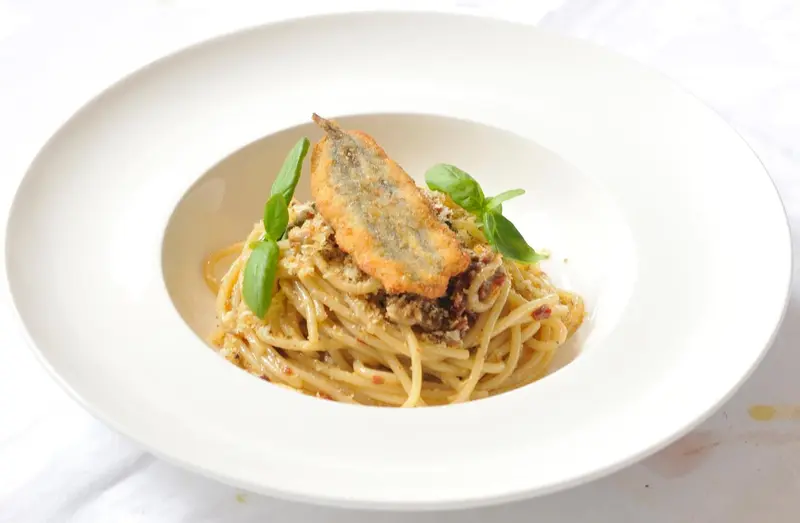 Assiette de spaghetti aux fruits de mer et herbes fraîches.