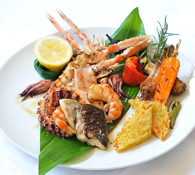 Assiette de fruits de mer grillés et de légumes frais.