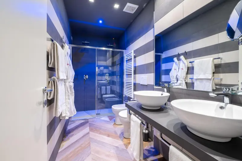 Une salle de bain moderne avec douche à l'italienne et double vasque.