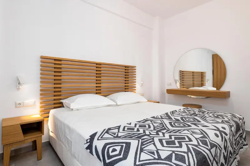 Une chambre lumineuse avec un grand lit et une décoration moderne.