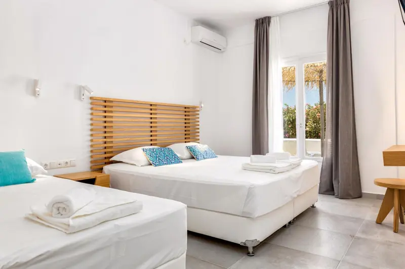 Une chambre lumineuse avec un grand lit et une décoration sobre.