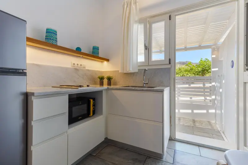 Une kitchenette moderne avec un plan de travail et un évier.