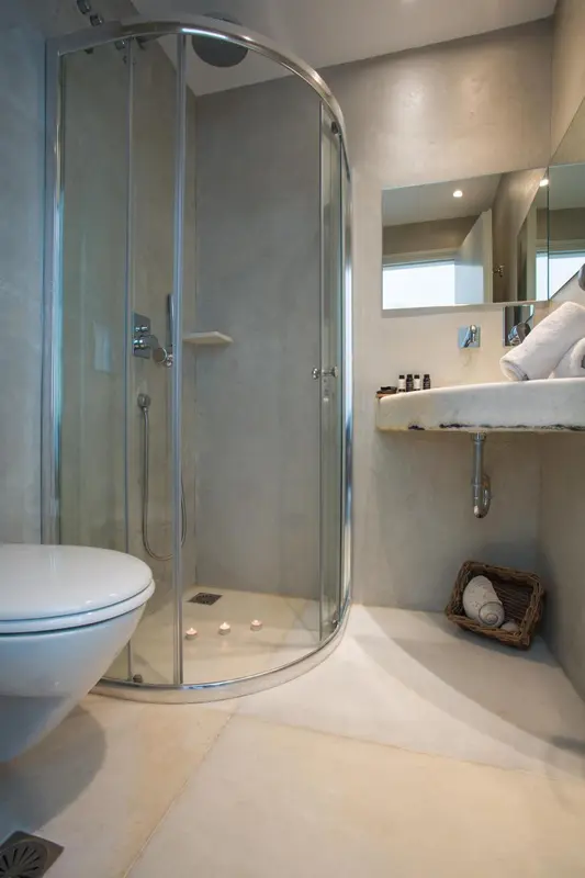 Une douche à l'italienne moderne dans une salle de bain claire.