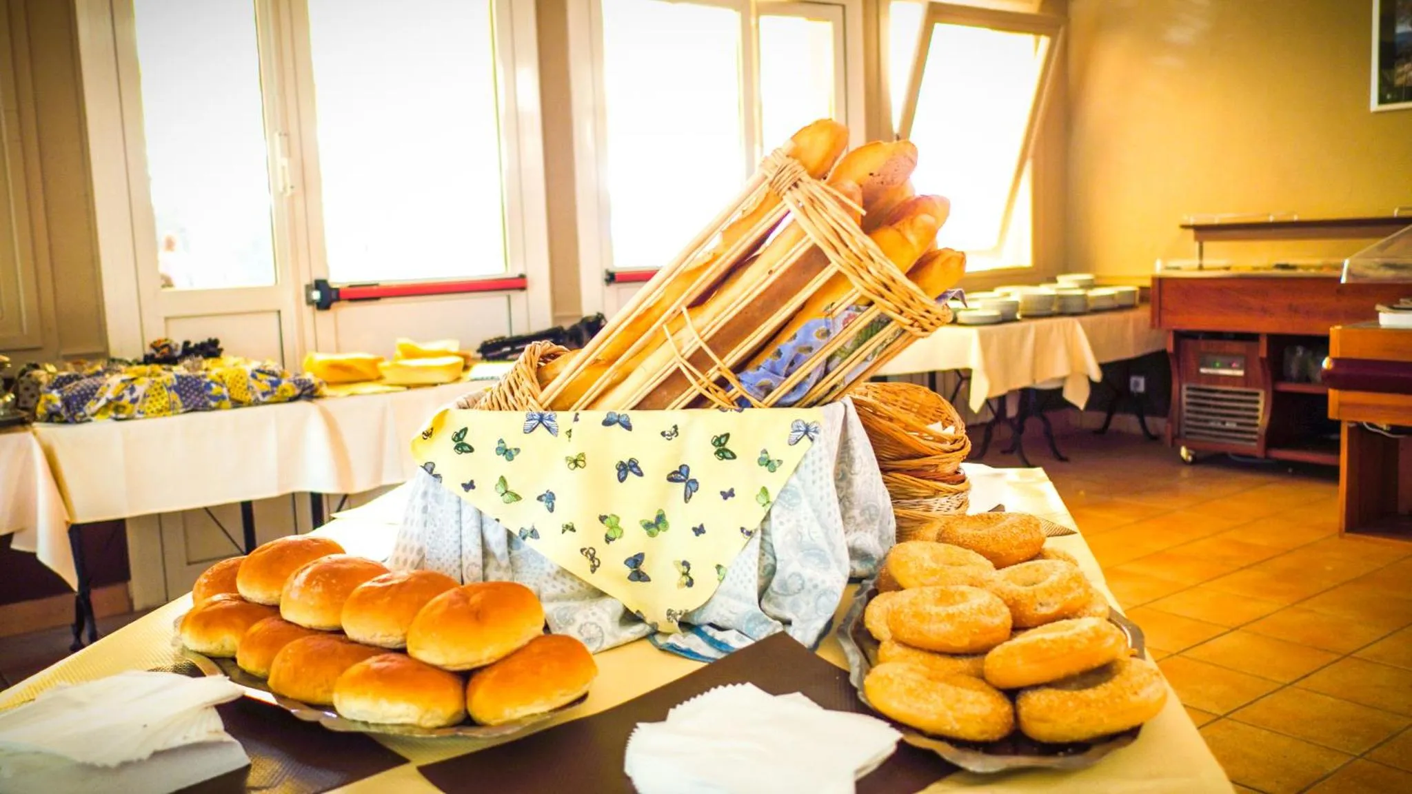 Un buffet propose une variété de pains et de viennoiseries.