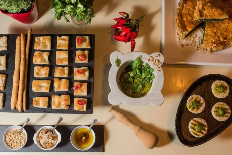 Assortiment de pains, tartes et condiments présentés sur une table.