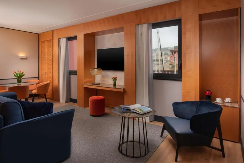 Un salon moderne avec canapés bleus et table basse en métal.