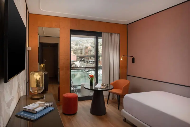 Chambre moderne avec vue sur le port et une décoration colorée.