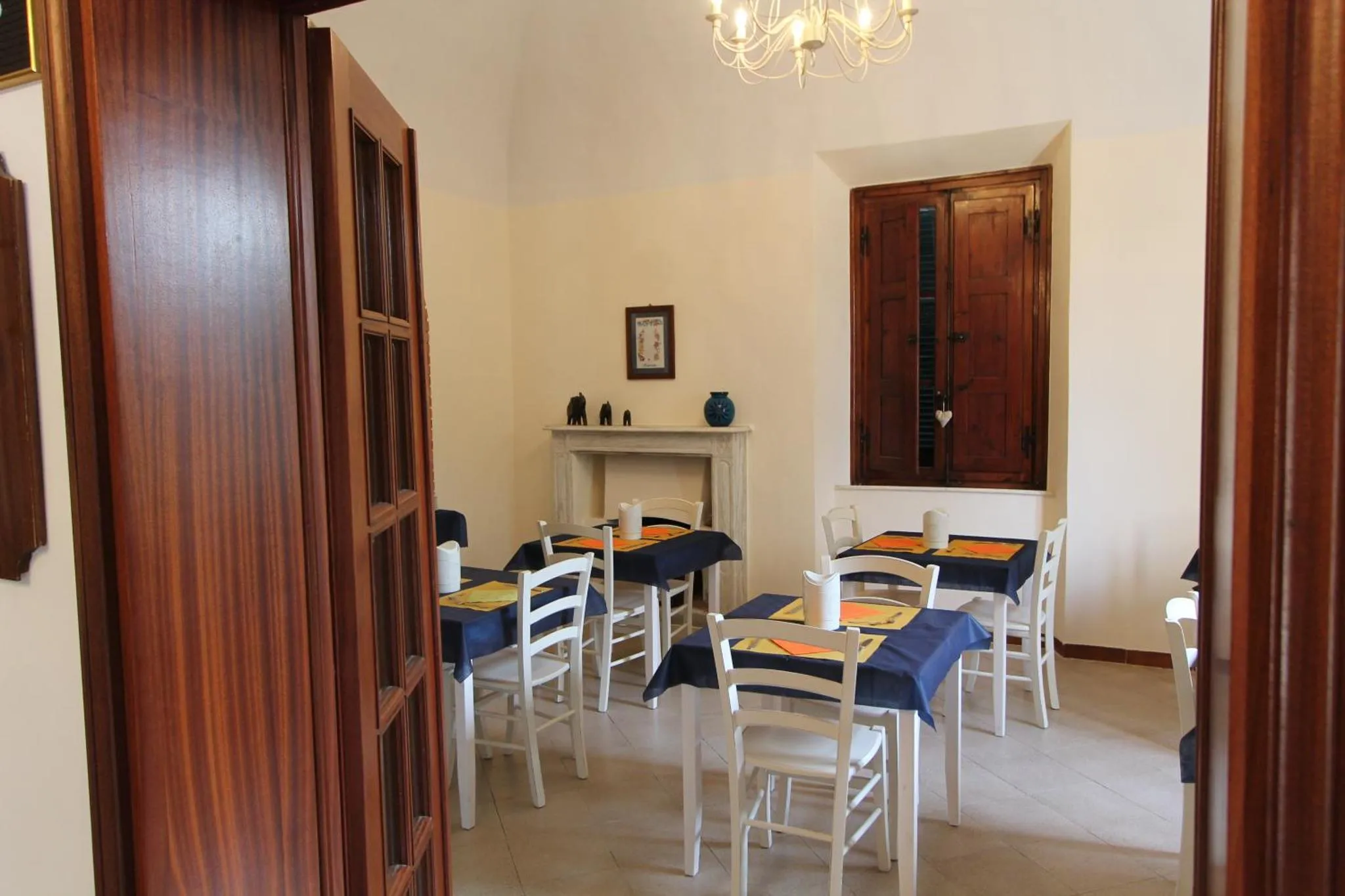 Une salle lumineuse avec des tables préparées pour le repas.