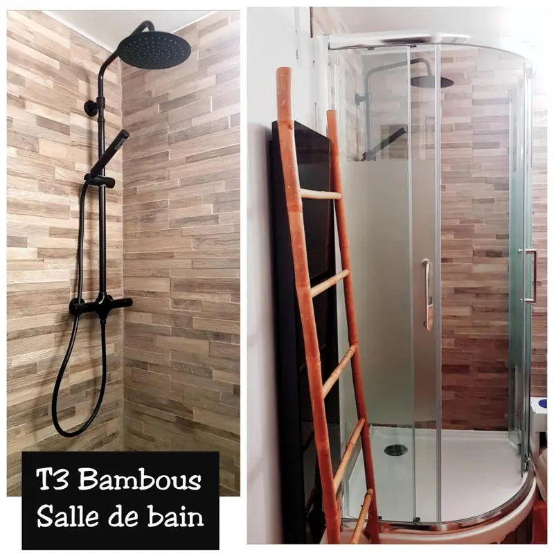 Douche à l'italienne avec pommeau noir et échelle en bambou.
