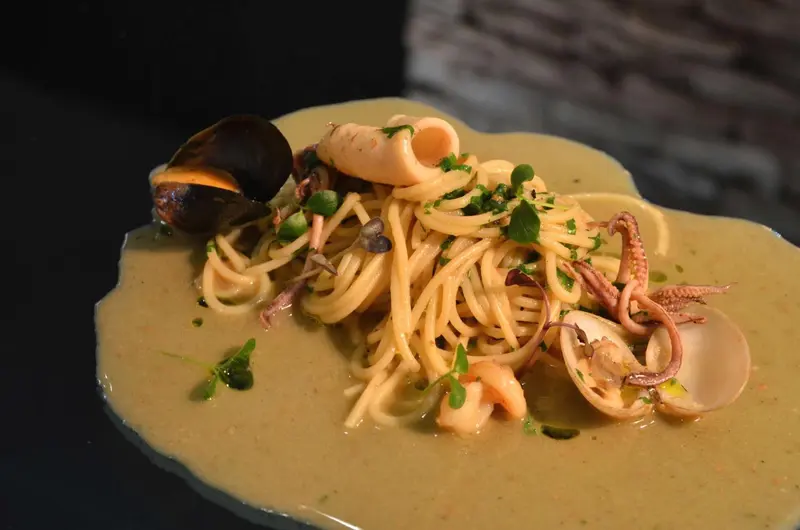 Assiette de pâtes aux fruits de mer et sauce crémeuse.