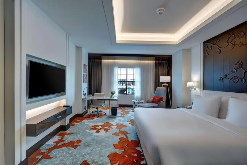 Chambre moderne avec un grand lit et un espace détente.
