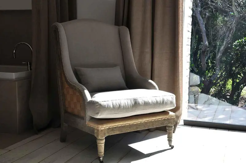 Un fauteuil confortable est placé près d'une fenêtre.