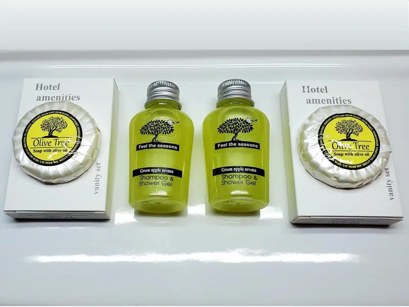 Trois produits d'hygiène en emballage individuel sont posés sur une surface claire.