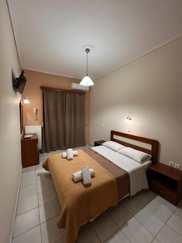 Une chambre avec un lit double et une décoration sobre.