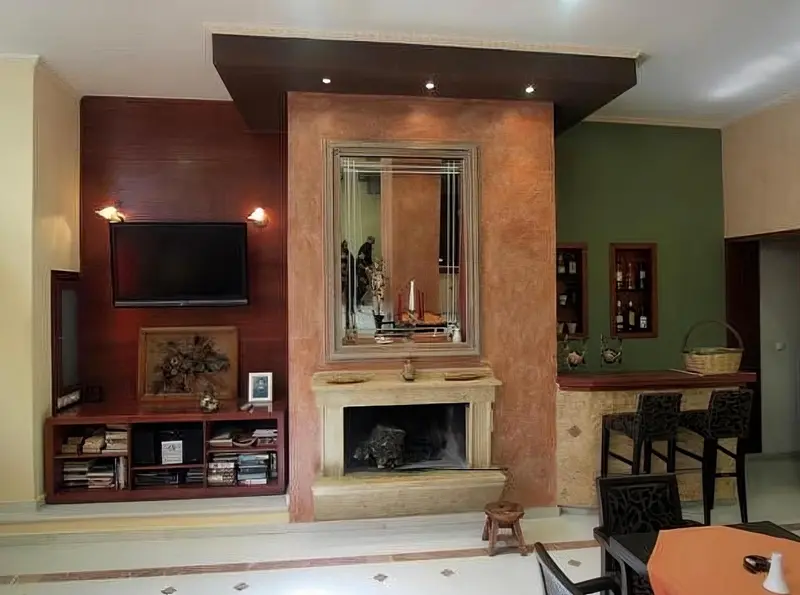 Un intérieur chaleureux avec une cheminée et un bar.