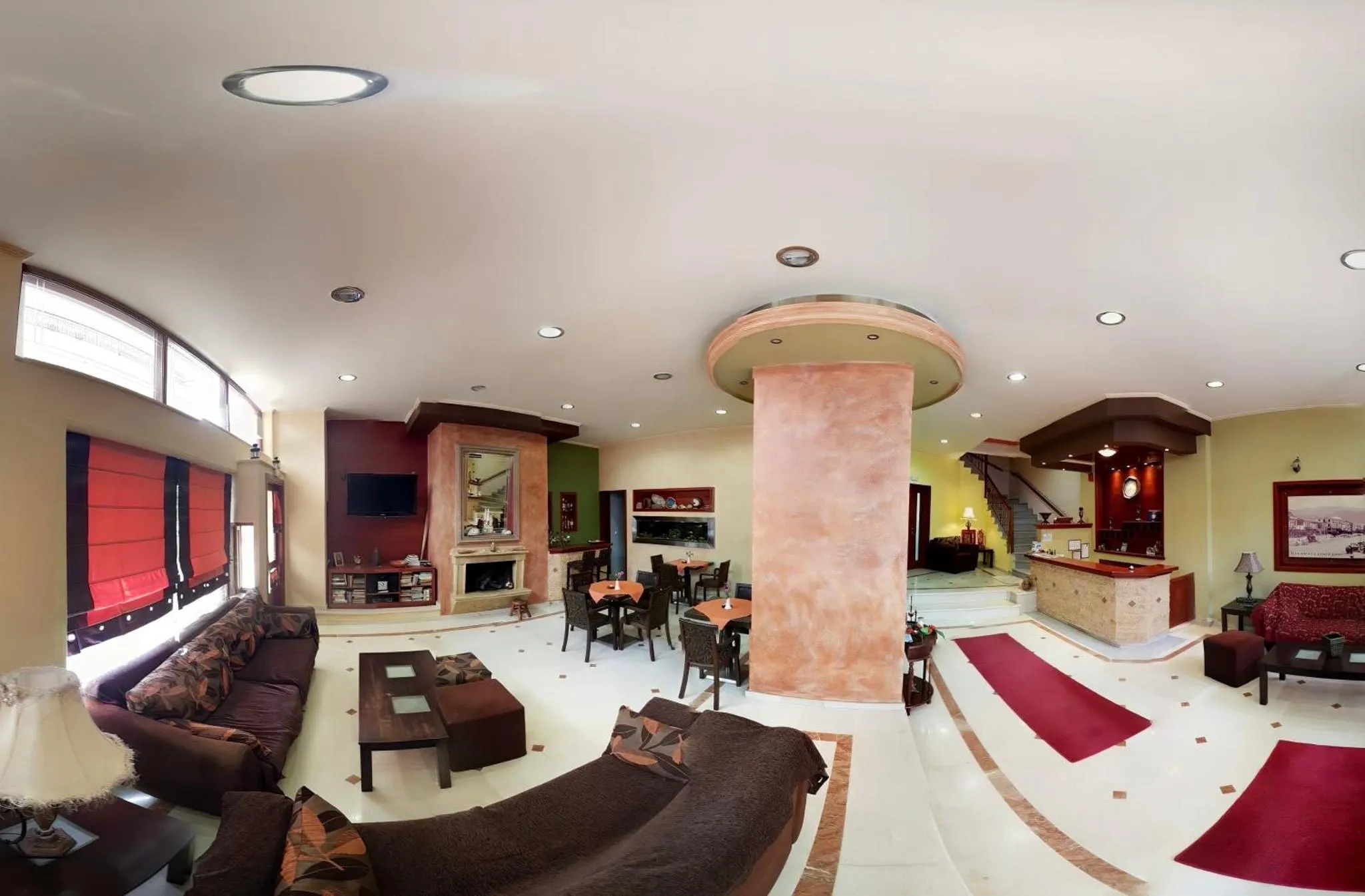 Espace de détente intérieur avec canapés et mobilier clair.